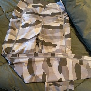 Dark camo leggings with pockets